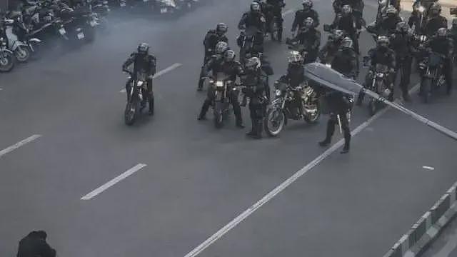 伊朗爆发大规模抗议,高喊:伊斯兰共和国必死,学生拒头巾反压迫(组图) - 4