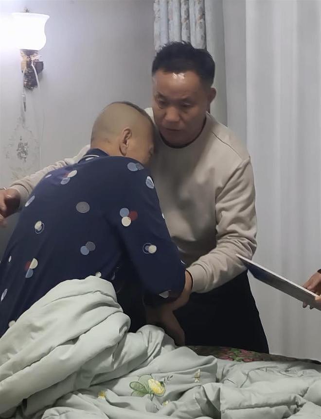 患癌晚期寻女18年未果的杜金龙抱憾离世，临终前曾下跪将女儿托付给杜小华，妻子：他眼睛都没闭上（组图） - 2