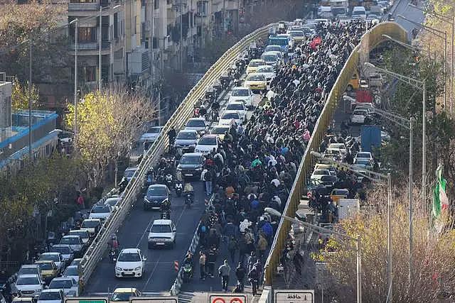 伊朗爆发大规模抗议,高喊:伊斯兰共和国必死,学生拒头巾反压迫(组图) - 2