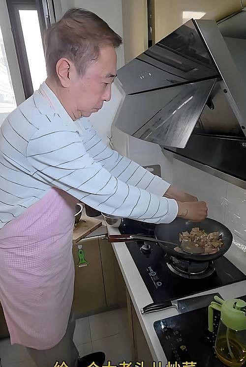 68岁冯巩房子内景曝光！屋内空间狭小，纸箱堆一地，网友：太朴素（组图） - 12