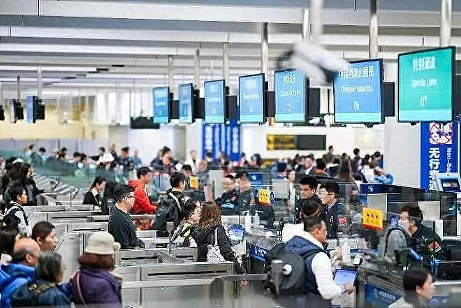 骂爆!英国惊现只写给中国人看的中文警告标语?网友:不能接受…(组图) - 1
