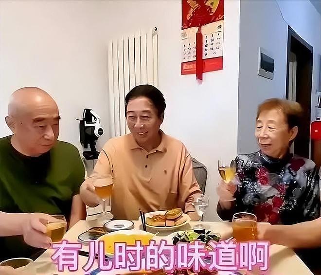 68岁冯巩房子内景曝光！屋内空间狭小，纸箱堆一地，网友：太朴素（组图） - 8