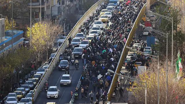 货币汇率创新低，伊朗多地持续爆发抗议，央行行长辞职（图） - 1