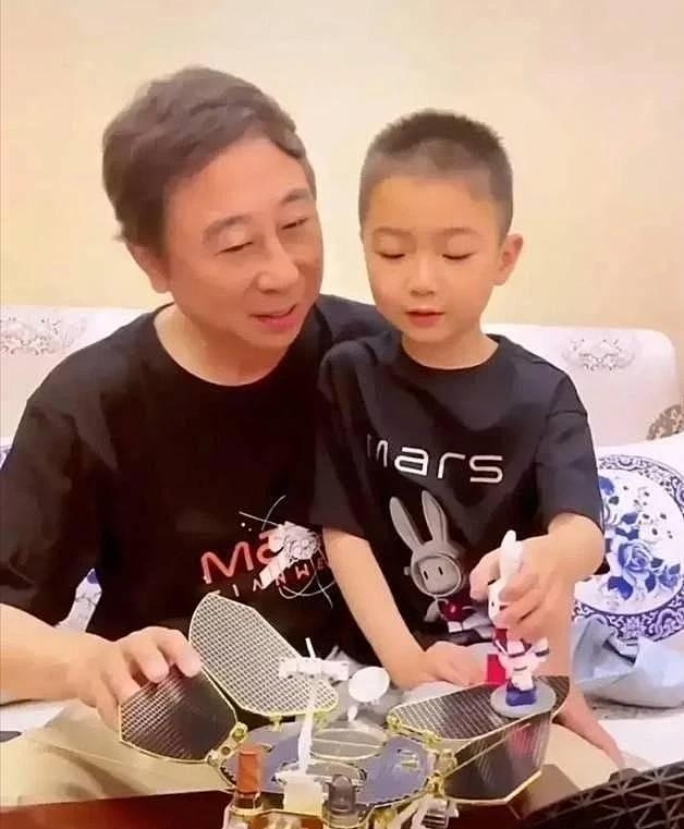 68岁冯巩房子内景曝光！屋内空间狭小，纸箱堆一地，网友：太朴素（组图） - 11