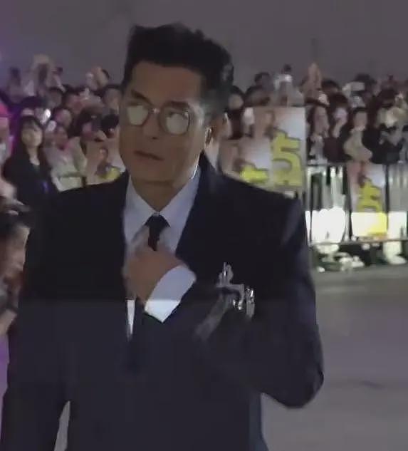 香港红毯太尴尬，白百何“装傻”被吐槽，宣萱脸部凹凸不平嘴巴大（组图） - 13