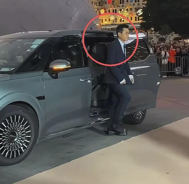 香港红毯太尴尬，白百何“装傻”被吐槽，宣萱脸部凹凸不平嘴巴大（组图） - 22