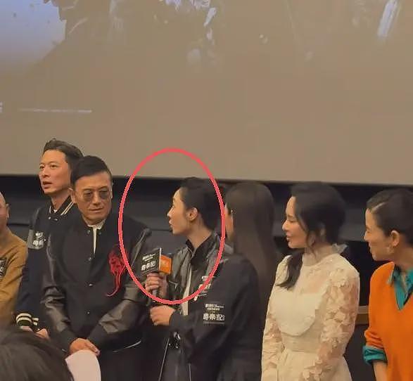 香港红毯太尴尬，白百何“装傻”被吐槽，宣萱脸部凹凸不平嘴巴大（组图） - 34