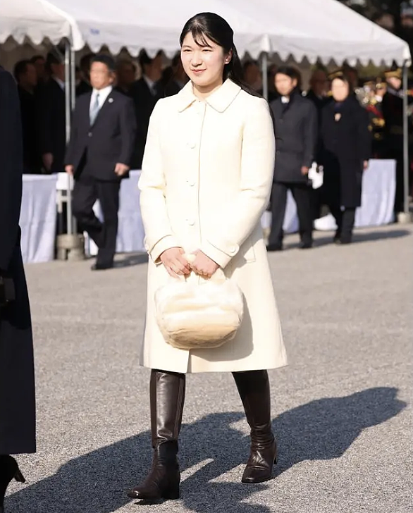 日本19岁“未来天皇”欲涨工资被狂骂!被批废柴耀祖乱花钱不做事:爱子公主都穿9年前衣服(组图) - 16
