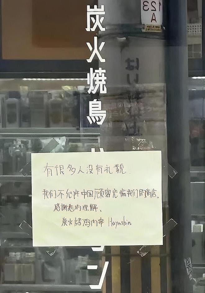 骂爆!英国惊现只写给中国人看的中文警告标语?网友:不能接受…(组图) - 7