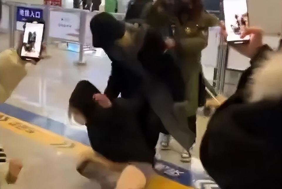 热搜爆了！男艺人被曝高铁站殴打女粉丝，拽头发将其拖倒在地，经纪公司回应（视频/组图） - 2