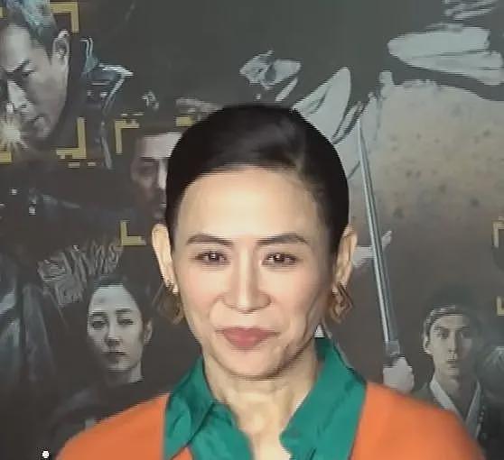 香港红毯太尴尬，白百何“装傻”被吐槽，宣萱脸部凹凸不平嘴巴大（组图） - 15
