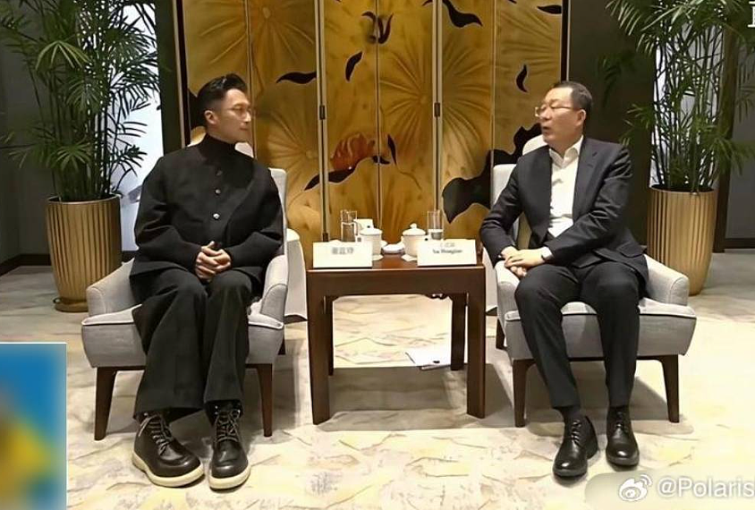 谢霆锋见哈尔滨书记乖乖坐姿引热议，被戏称“见班主任”（组图） - 1