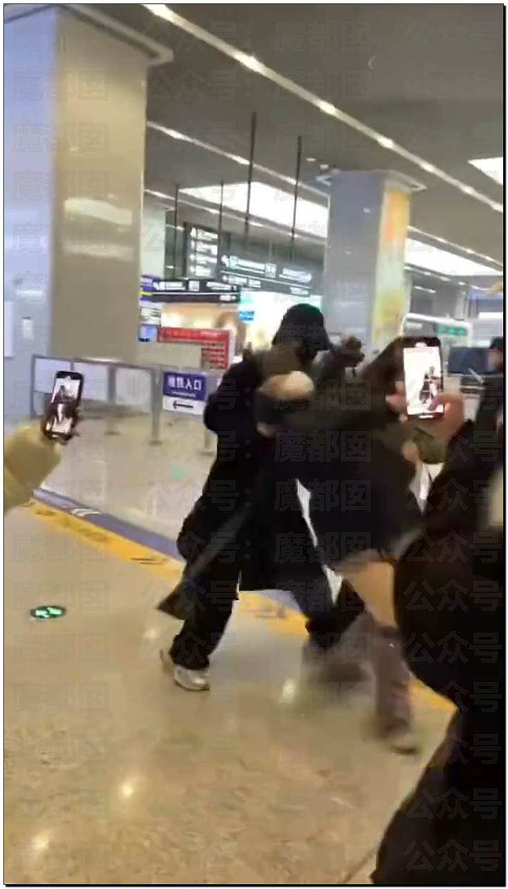 扯头发抱摔！中国当红男团偶像当众殴打女粉，拳拳到肉（视频/组图） - 12