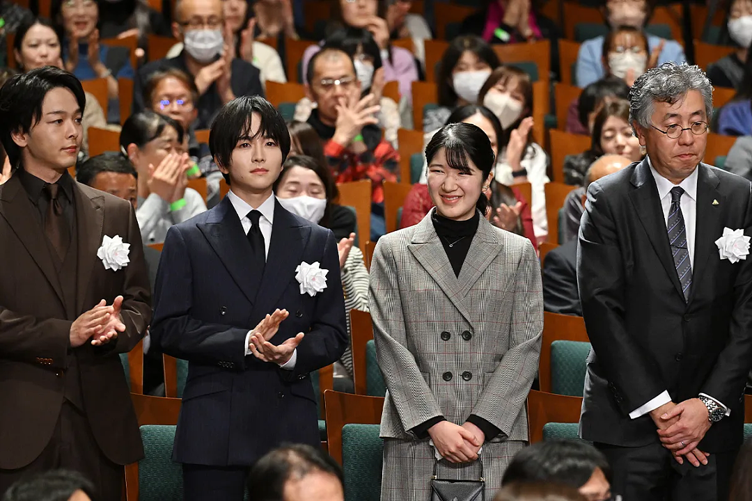 日本19岁“未来天皇”欲涨工资被狂骂!被批废柴耀祖乱花钱不做事:爱子公主都穿9年前衣服(组图) - 13