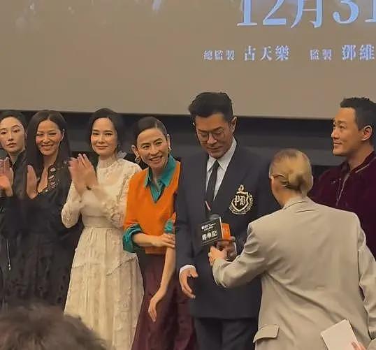 香港红毯太尴尬，白百何“装傻”被吐槽，宣萱脸部凹凸不平嘴巴大（组图） - 31