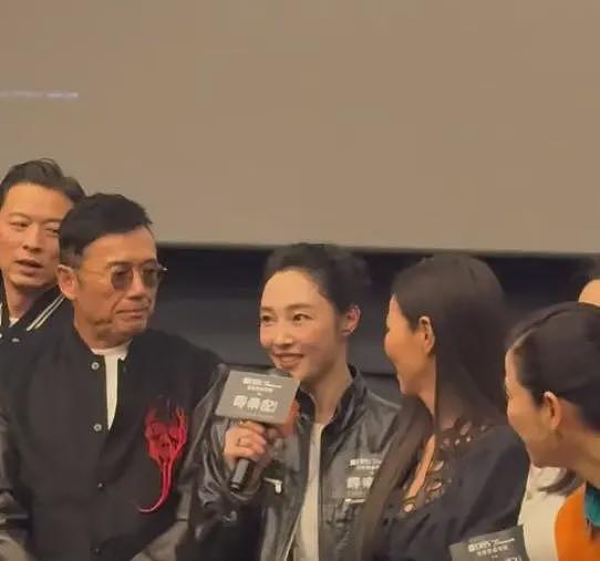 香港红毯太尴尬，白百何“装傻”被吐槽，宣萱脸部凹凸不平嘴巴大（组图） - 37