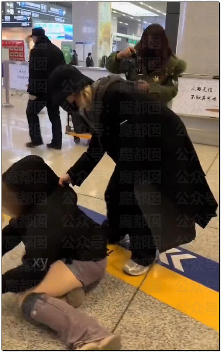 扯头发抱摔！中国当红男团偶像当众殴打女粉，拳拳到肉（视频/组图） - 15