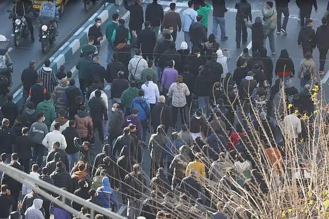 伊朗爆发大规模抗议,高喊:伊斯兰共和国必死,学生拒头巾反压迫(组图) - 1
