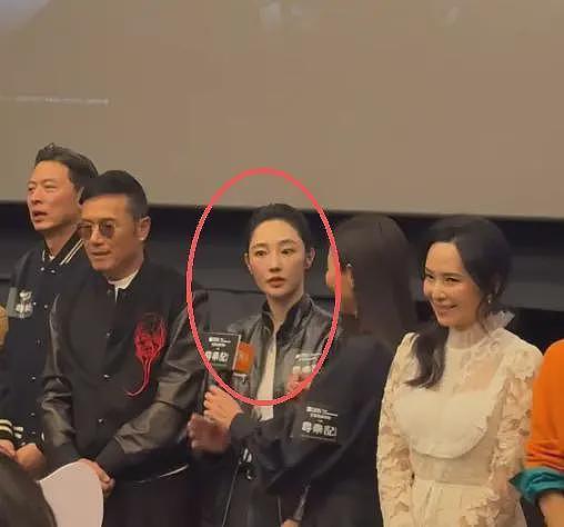 香港红毯太尴尬，白百何“装傻”被吐槽，宣萱脸部凹凸不平嘴巴大（组图） - 33