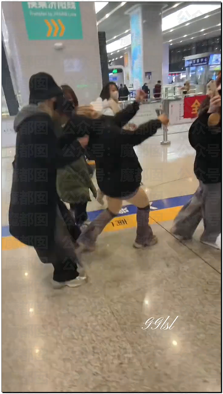 扯头发抱摔！中国当红男团偶像当众殴打女粉，拳拳到肉（视频/组图） - 11
