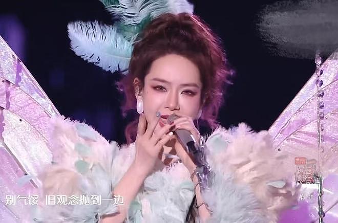 明星跨年夜造型太拉跨：戚薇好像鸡毛掸子，关晓彤又穿错裙子（组图） - 8