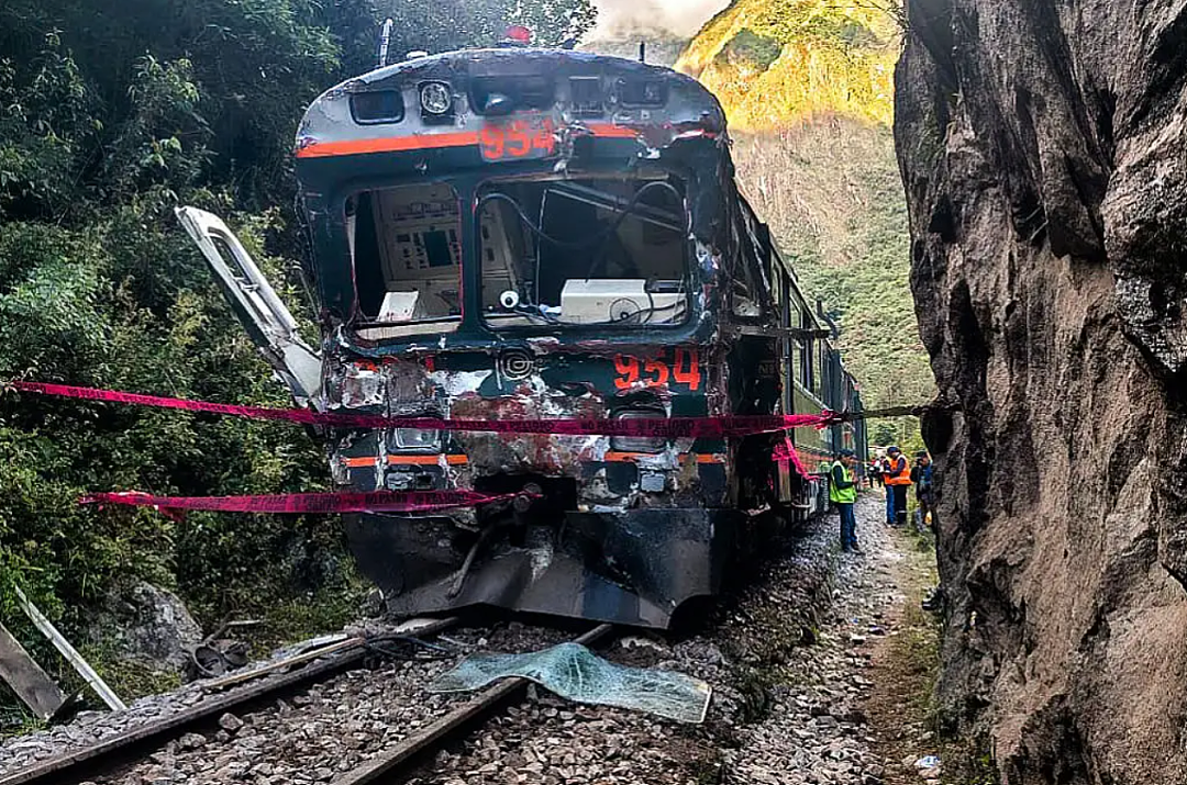 41人死伤！旅游胜地观光火车正面相撞，现场惨烈，车头全烂（组图） - 1