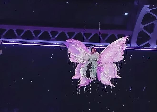 明星跨年夜造型太拉跨：戚薇好像鸡毛掸子，关晓彤又穿错裙子（组图） - 11