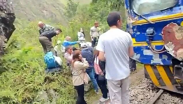 41人死伤！旅游胜地观光火车正面相撞，现场惨烈，车头全烂（组图） - 4