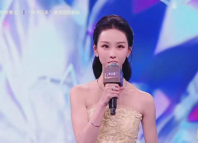 明星跨年夜造型太拉跨：戚薇好像鸡毛掸子，关晓彤又穿错裙子（组图） - 18