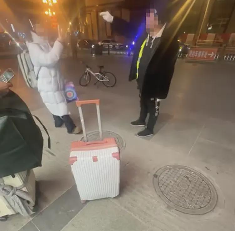 “我就看长春站谁敢拉你们”！女大学生下火车遭揽客“黄牛”威胁，警方回应（视频/组图） - 1