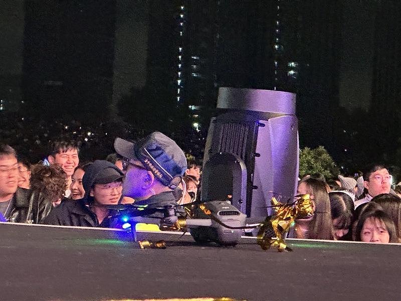 台中跨年晚会空拍机坠落，萧敬腾台上开唱险遭砸（视频/组图） - 2