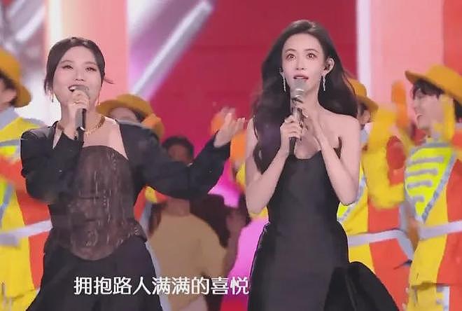 明星跨年夜造型太拉跨：戚薇好像鸡毛掸子，关晓彤又穿错裙子（组图） - 15