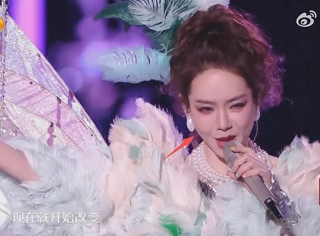 明星跨年夜造型太拉跨：戚薇好像鸡毛掸子，关晓彤又穿错裙子（组图） - 9