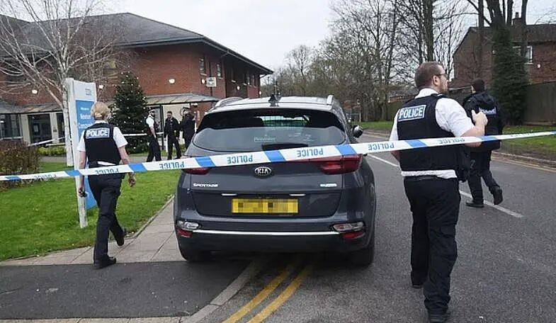 英国也出医闹!男子预约被拒,用撬棍疯狂袭击6人?护士浑身是血逃出求救...(组图) - 4