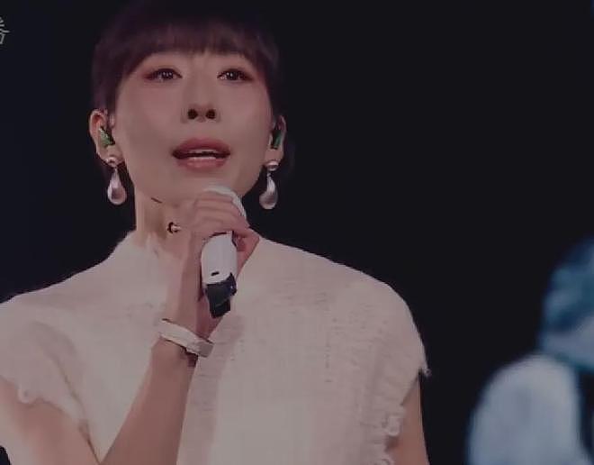 跨年夜秀恩爱名场面！张杰谢娜借位接吻，李川当众求婚锤娜丽莎（组图） - 21