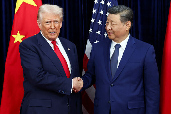 2025中国十大新闻：中美关税战冲击全球，DS横空出世、军委洗牌（组图） - 7