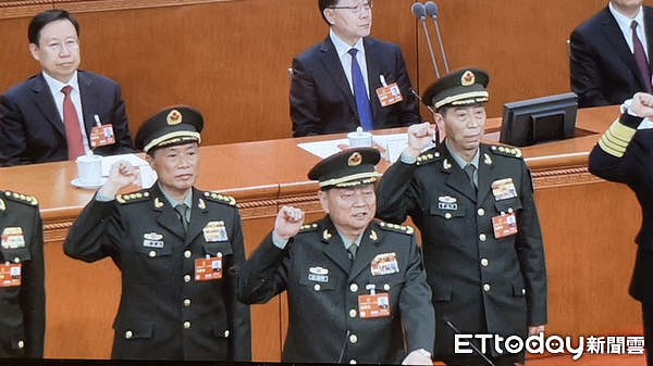 2025中国十大新闻：中美关税战冲击全球，DS横空出世、军委洗牌（组图） - 5