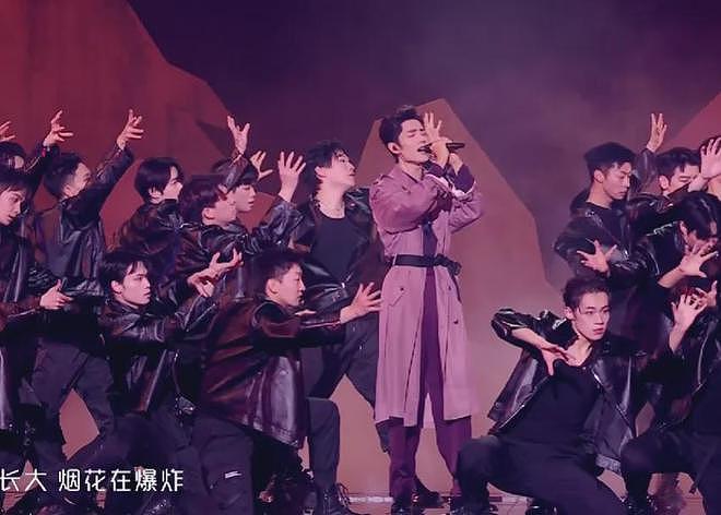 跨年夜秀恩爱名场面！张杰谢娜借位接吻，李川当众求婚锤娜丽莎（组图） - 15