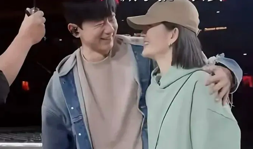 “无关人员请离开！”张杰谢娜同台跨年，情侣装激情热舞，引粉丝不满（组图） - 4