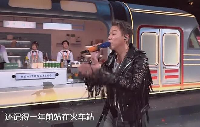 跨年夜秀恩爱名场面！张杰谢娜借位接吻，李川当众求婚锤娜丽莎（组图） - 12