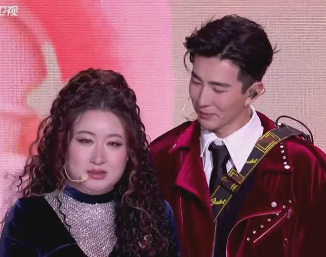 跨年夜秀恩爱名场面！张杰谢娜借位接吻，李川当众求婚锤娜丽莎（组图） - 1