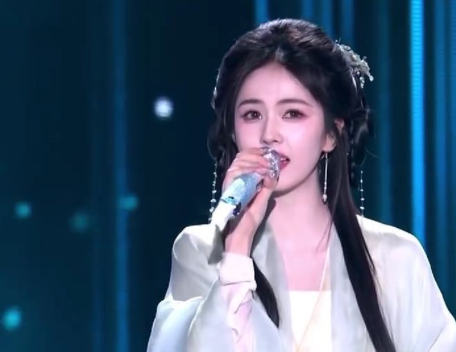跨年夜秀恩爱名场面！张杰谢娜借位接吻，李川当众求婚锤娜丽莎（组图） - 18