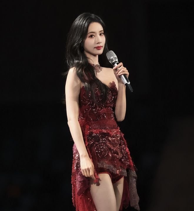 明星跨年夜造型太拉跨：戚薇好像鸡毛掸子，关晓彤又穿错裙子（组图） - 17