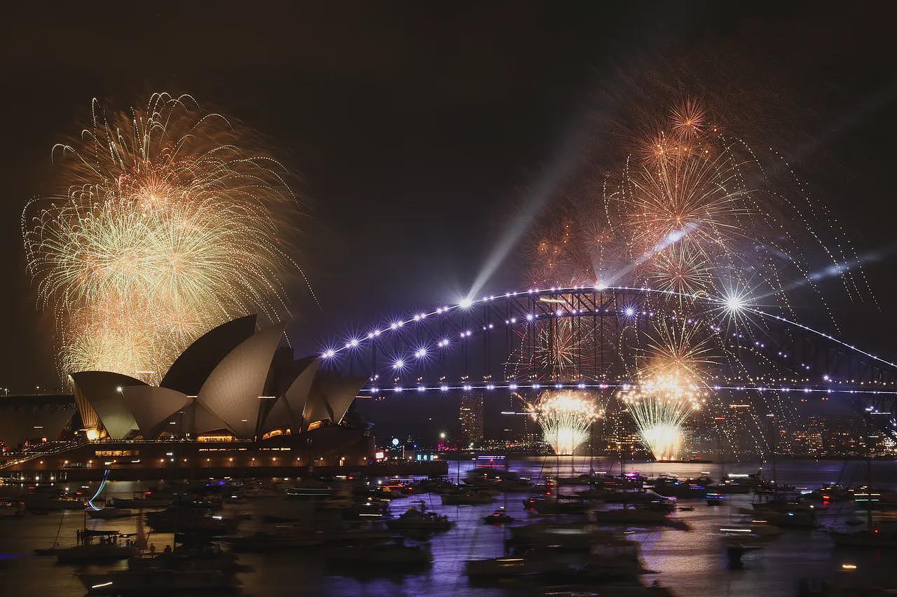 美呆！挥别恐攻阴霾，悉尼歌剧院上空火树银花绚烂迎新年（组图） - 2