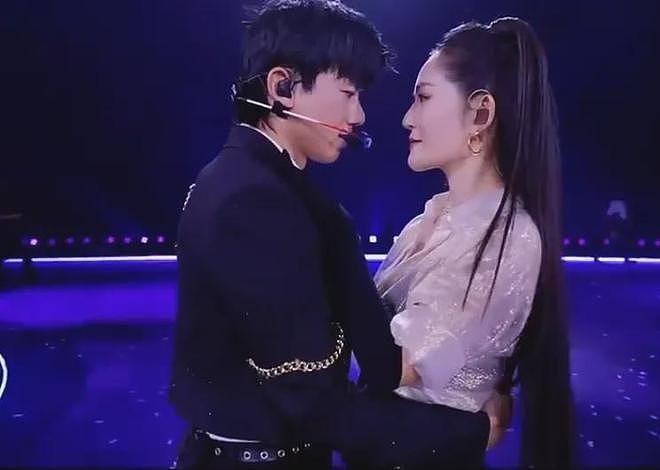 跨年夜秀恩爱名场面！张杰谢娜借位接吻，李川当众求婚锤娜丽莎（组图） - 10