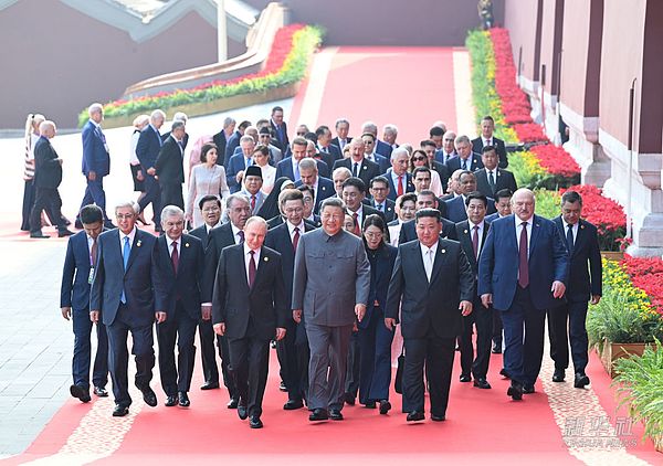 2025中国十大新闻：中美关税战冲击全球，DS横空出世、军委洗牌（组图） - 6