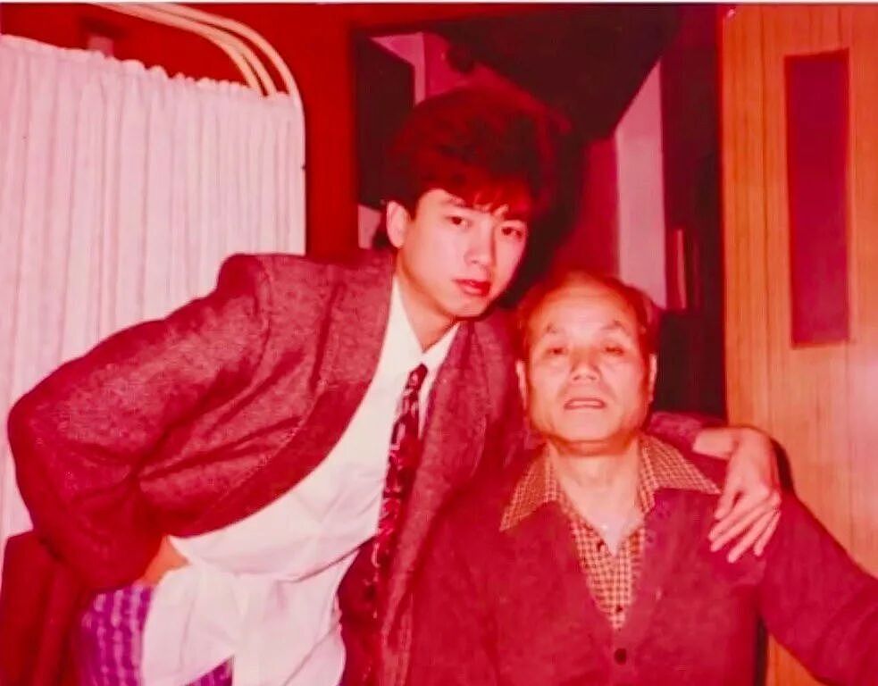 知名男艺人在家中去世!前一天还在发帖!家人为钱反目,一生未婚无儿女(组图) - 7