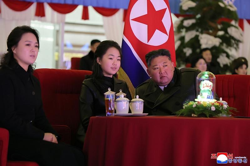 金正恩跨年夜携妻女看表演，演讲致敬援俄官兵、未提对美政策（组图） - 1