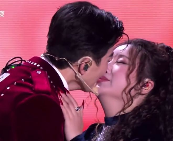 跨年夜秀恩爱名场面！张杰谢娜借位接吻，李川当众求婚锤娜丽莎（组图） - 9