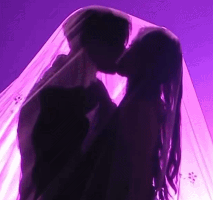 跨年夜秀恩爱名场面！张杰谢娜借位接吻，李川当众求婚锤娜丽莎（组图） - 6